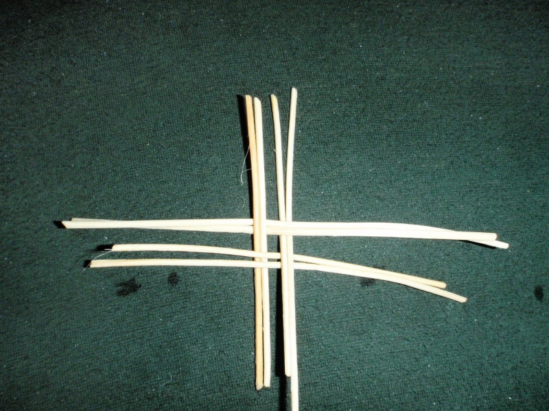1. 8 krátkých tlustých kousků pediku použijeme pro dno – vytvoříme dvojitý kříž