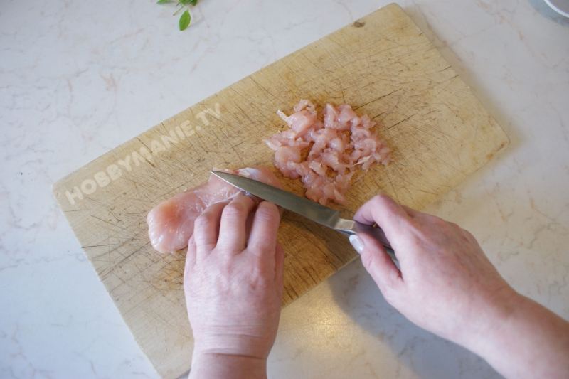 1. Krůtí maso nožem jemně pokrájejte nebo nasekejte. Můžete je také rozmixovat