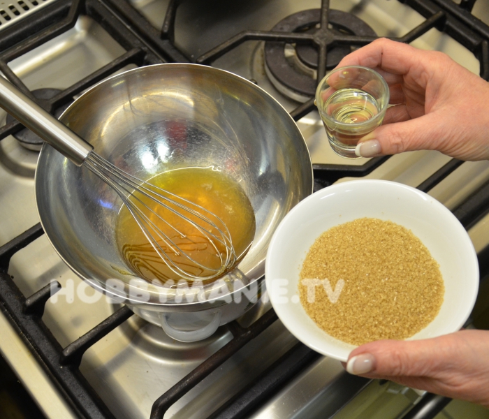 1. V misce nad párou rozehřejte med s hnědým cukrem a přidejte olej. Vymíchanou hmotu odstavte