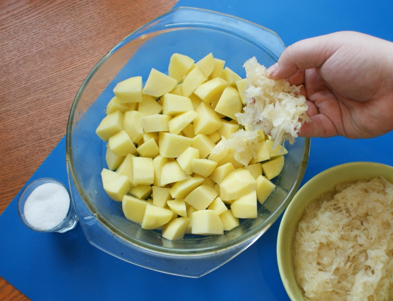 1. Oloupané brambory pokrájejte na osminy