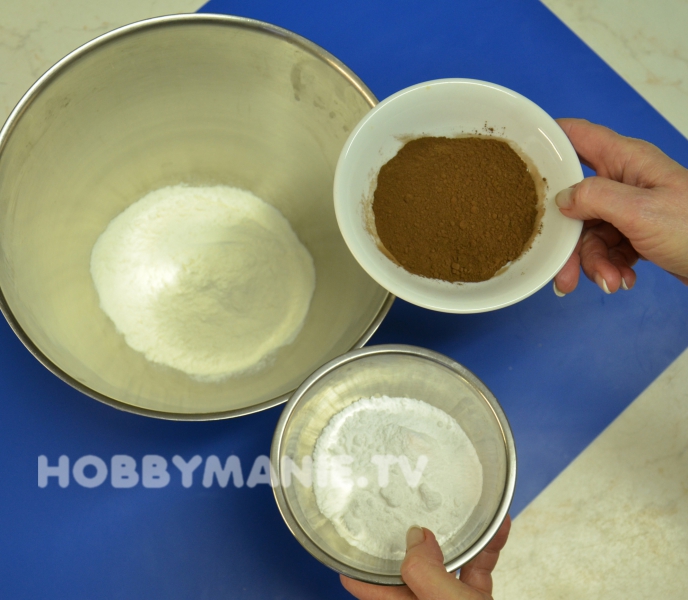 1. Hladkou mouku ve větší míse promíchejte s moučkovým cukrem a jemně prosátým práškovým kakaem