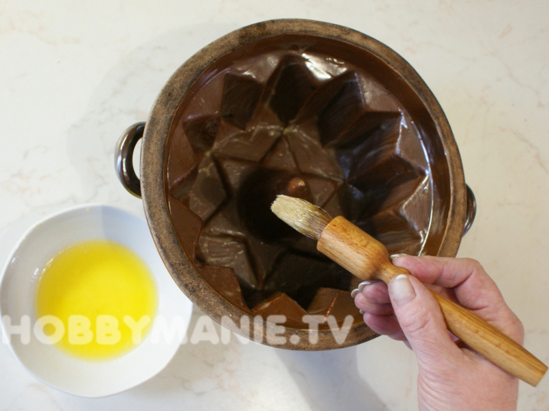 1. Hliněnou formu nejprve vymažte rozehřátým máslem