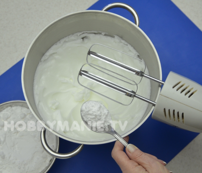 1. Z oddělených bílků vypracujte ve velké míse šlehačem pevný sníh a postupně po lžících do něj zapracujte moučkový cukr