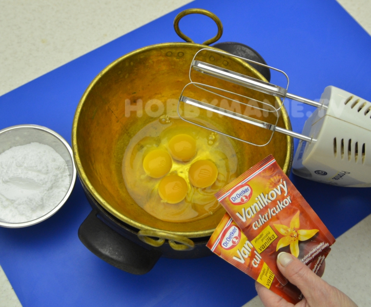 A. Celá vejce vyšlehejte v kotlíku v horké vodní lázni s cukrem včetně vanilkového. Hustou pěnu nepřevařte