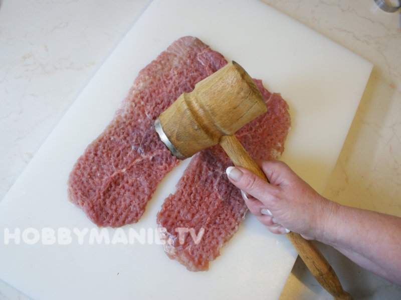 1. Větší plátky masa z vepřové kýty rozklepejte důkladně paličkou do délky i do šířky