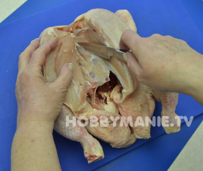 1. Chlazené kuře uložte na rovnou plochu a špičkou nože je u prsní kosti rovně nařízněte. Maso oddělujte od kosti postupně směrem dolů
