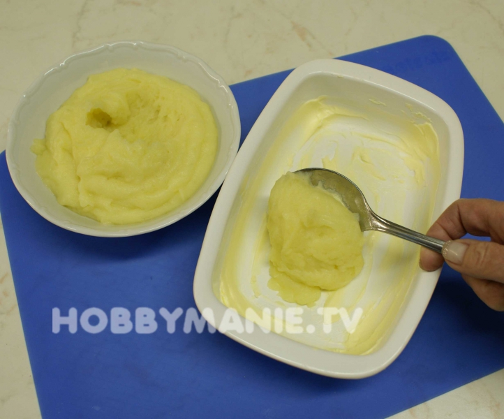 1. Ne příliš hlubokou žáruvzdornou misku vytřete máslem a naložte do ní bramborovou kaši od oběda