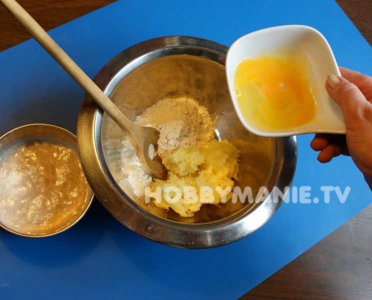 1. Do mísy dejte doměkka uvařené nastrouhané brambory (zchladlé)