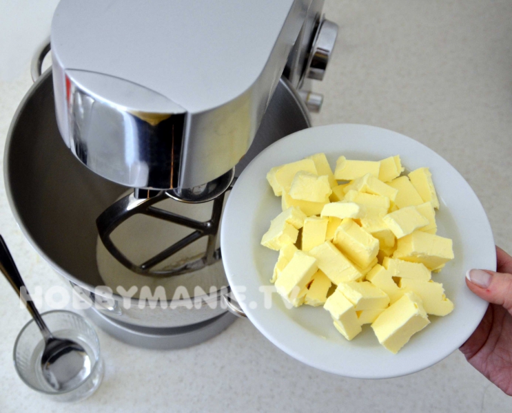 1. Na světlé těsto zpracujte v robotu polohrubou mouku s pokrájeným tuhým máslem a po lžících přilijte studenou vodu