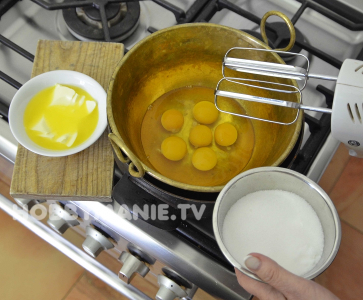 1. Celá vejce vyšlehejte v kotlíku nad párou s cukrem
