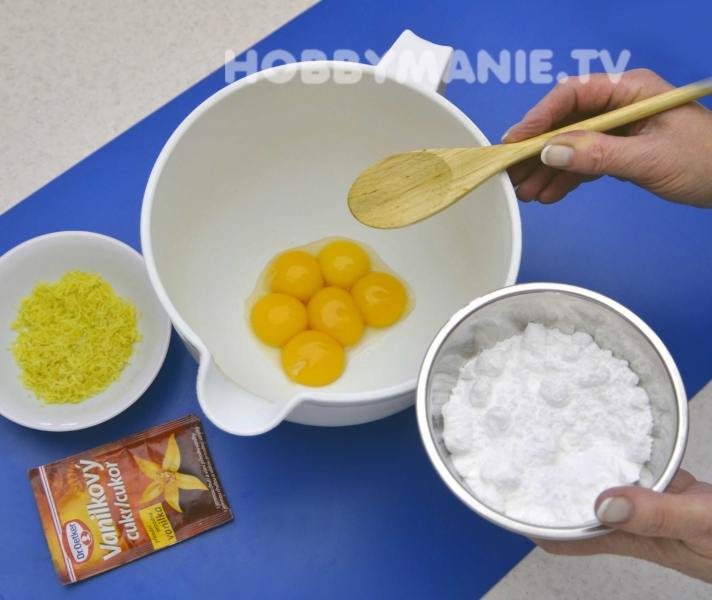 1. V míse vyšlehejte důkladně žloutky s moučkovým i vanilkovým cukrem a zapracujte do husté pěny strouhanou citrónovou kůru