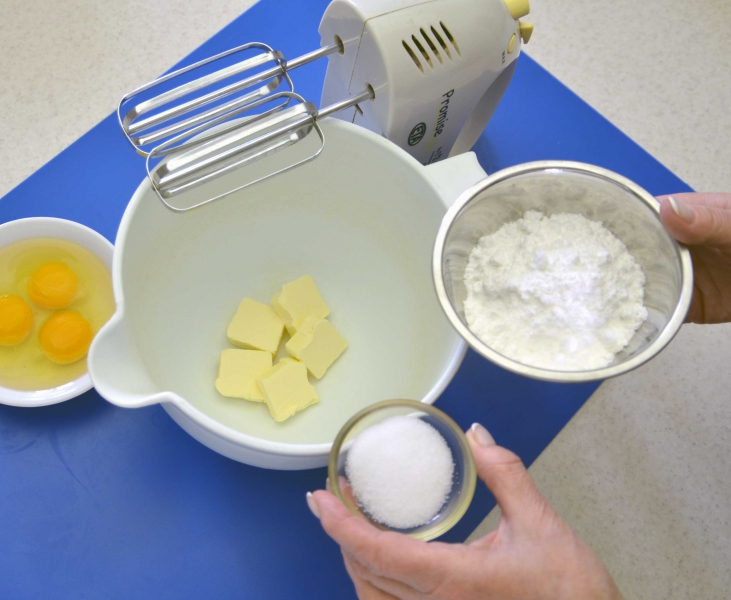 1. Rozměklé máslo vyšlehejte s moučkovým cukrem i špetkou soli a postupně do pěny zašlehejte celá vejce. Nevadí