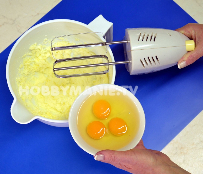 1. Máslo vyšlehejte s cukrem a postupně do pěny zašlehejte vejce. Měla by mít stejnou teplotu