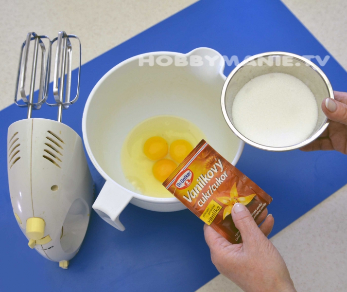 1. V míse důkladně vyšlehejte celá vejce s odváženým krupicovým i vanilkovým cukrem. Získat musíte hustou pěnu