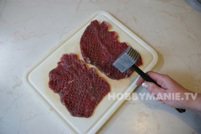1. U plátků z roštěnce silných asi 1 cm několikrát nařízněte horní silnou blánu a maso naklepejte