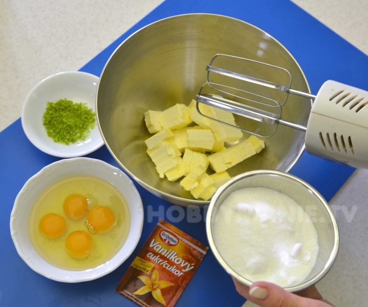 1. Máslo vyšlehejte s cukrem včetně vanilkového a postupně do pěny zašlehejte celá vejce se strouhanou limetkovou kůrou