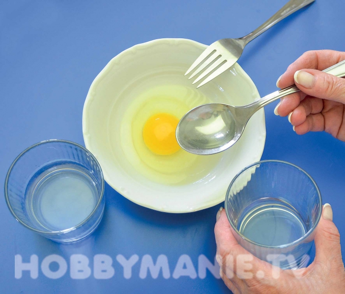 1. Celá vejce prošlehejte vidličkou s olejem a teplou vodou. Směs se nespojí