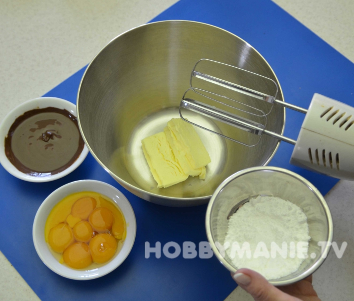 1. Rozměklé máslo vyšlehejte s moučkovým cukrem