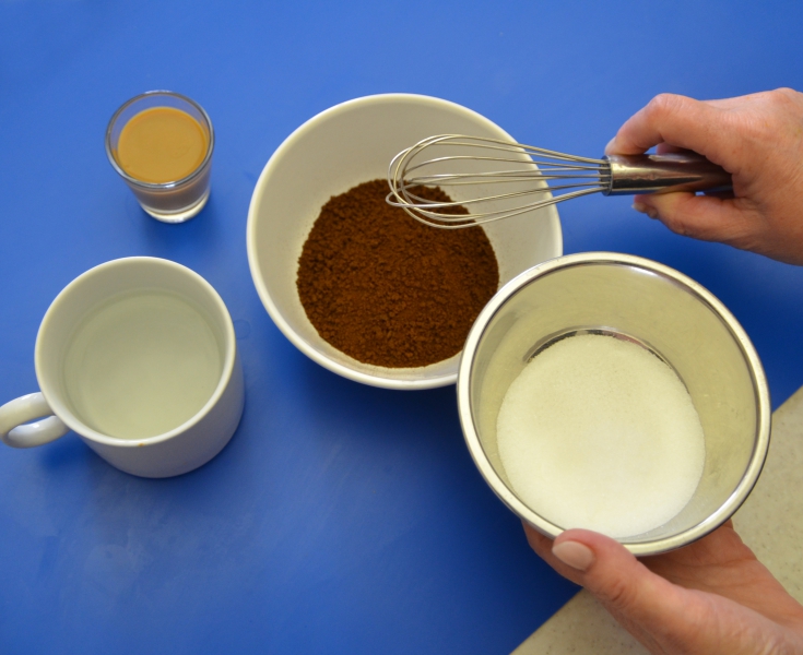 1. Základ sirupu na smočení perníčků tvoří instantní káva s cukrem zalitá vroucí vodou. Dále přilijte kávový likér
