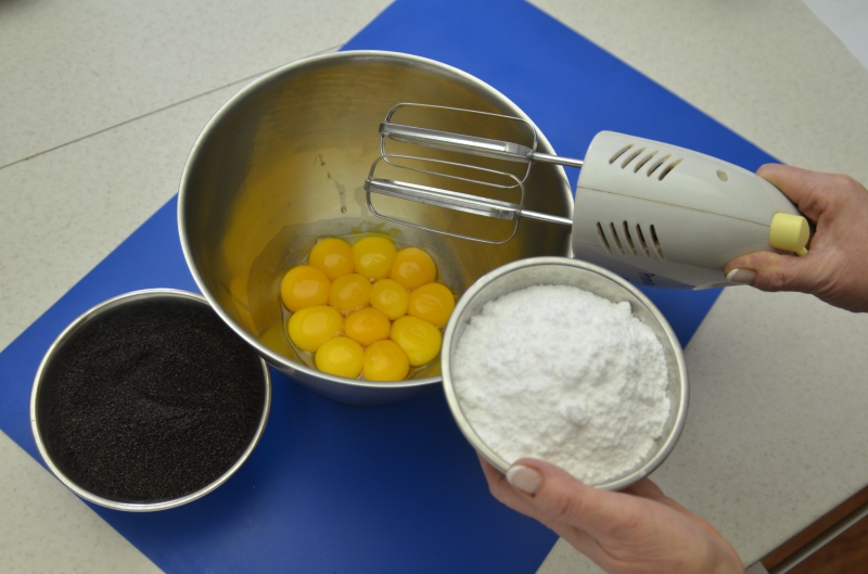 1. Celkem 12 oddělených žloutků vyšlehejte s odváženým moučkovým cukrem do pěny a mák určený do těsta jemně umelte