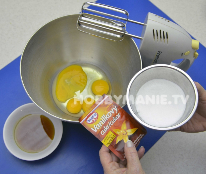 1. Šlehačem vypracujte celá vejce a žloutky s krupicovým i vanilkovým cukrem a zašlehejte do pěny med.
