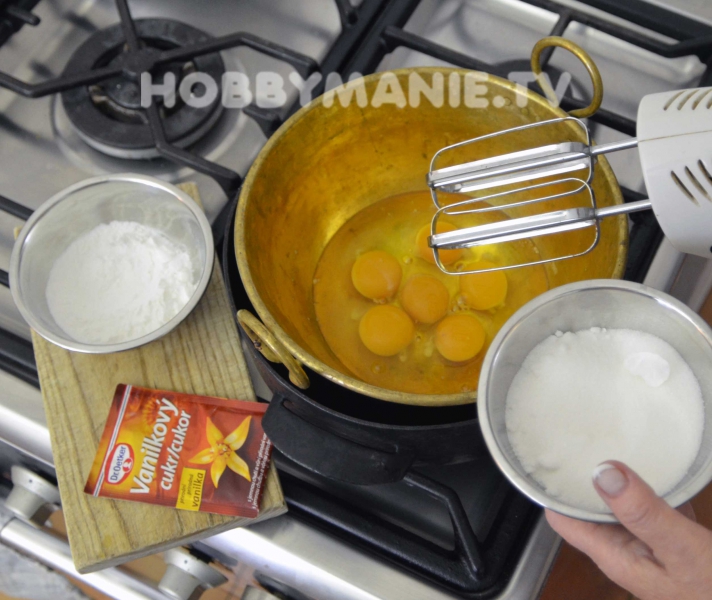 1. Vejce vyšlehejte v kotlíku nad párou s krupicovým i vanilkovým cukrem a škrobem