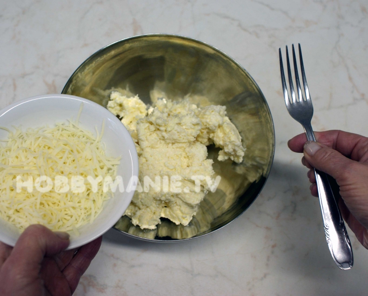 1. K rozmělněnému tavenému sýru přidávejte postupně jemně strouhaný eidam a vytvořte tužší hmotu