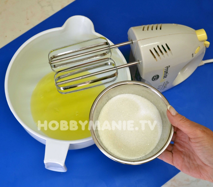 1. Ve větší míse zpracujte elektrickým šlehačem oddělené bílky s odváženým pískovým cukrem. Získáte tuhou lesklou pěnu