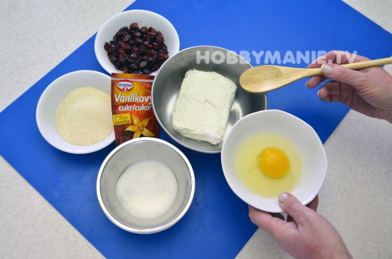 1. Svařte a vymíchejte makovou nádivku (viz recept). Tvaroh smíchejte s vejcem a cukrem