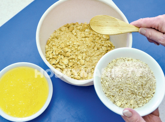 1. Jemně rozdrcené sušenky (viz recept) promíchejte s nastrouhanými mandlemi