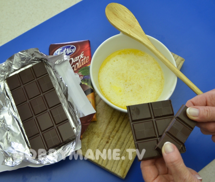 1. V misce rozehřejte máslo a nechte v něm rozpustit na kousky nalámanou hořkou čokoládu. Zároveň základ dohladka vymíchejte