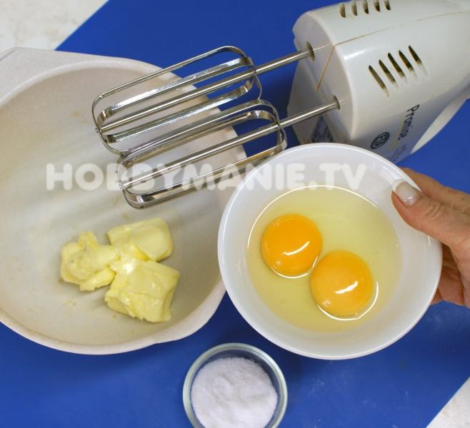 1 Připravte si základ: Rozměklé máslo ušlehejte se špetkou soli. Do pěny pak zašlehejte oddělený žloutek a celé vejce (vše se zřejmě srazí)