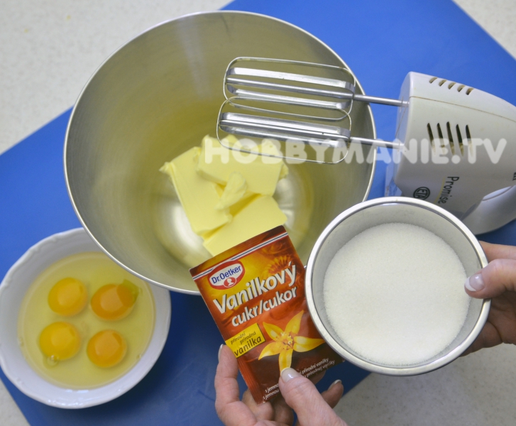 1. Měkké máslo vyšlehejte důkladně s krupicovým i vanilkovým cukrem a postupně do pěny zapracujte vejce (jedno po druhém)