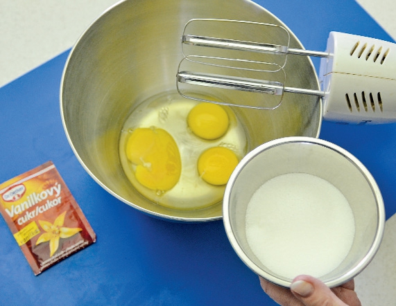 1. Rozklenutá vejce vyšlehejte důkladně s odváženým krupicovým a vanilkovým cukrem. Získat musíte nadýchanou světlou pěnu