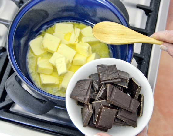 1. V kastrůlku na plotně rozehřejte máslo (nepřevařte je!) a rozpusťte v něm čokoládu. Dohladka vymíchanou hmotu zchlaďte