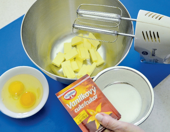 1. Rozměklé máslo vyšlehejte s krupicovým i vanilkovým cukrem a do pěny zašlehejte rozklepnutá vejce