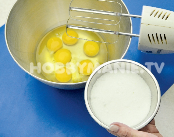 1. Rozklepnutá vejce a žloutek navíc vypracujte šlehačem s odváženým krupicovým cukrem do podoby nadýchané husté pěny
