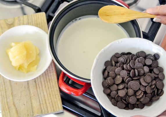1. V předstihu připravte polevu: Smetanu zahřejte k varu a rozpusťte v ní čokoládu. Vše pak vymíchejte s kukuřičným sirupem či medem