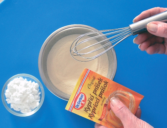 1 Připravte směs sypkých přísad do piškotového těsta: Polohrubou mouku smíchejte se solamylem a kypřicím práškem do pečiva