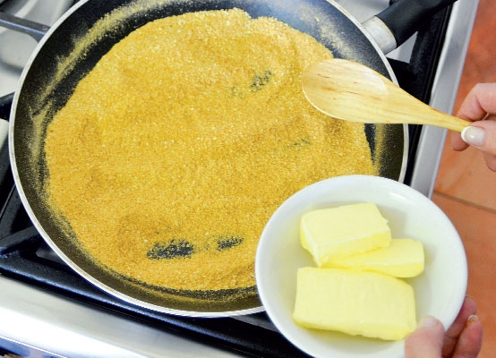 1. V předstihu připravte směs na obalení knedlíků: Strouhanku opražte na suché pánvi a vymíchejte ji s máslem do podoby drobenky
