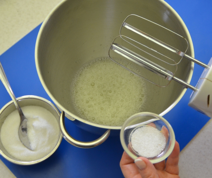 1. Z oddělených bílků se špetkou soli vyšlehejte pevný sníh a postupně po lžících do něj zapracujte odvážený krupicový cukr