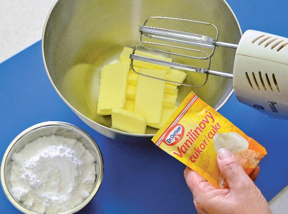 1. Měkké máslo utřete nebo jen krátce prošlehejte při nízkých obrátkách šlehače s odváženým moučkovým a vanilkovým cukrem