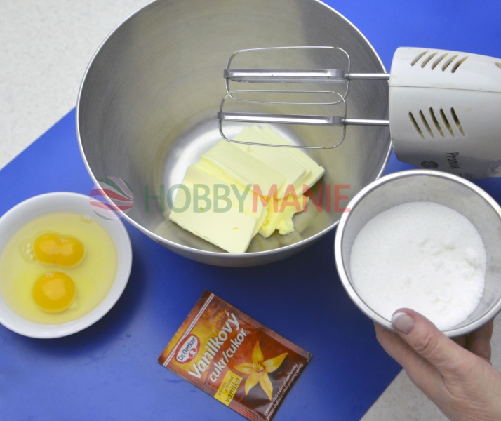 1. Máslo vyšlehejte důkladně s krupicovým i vanilkovým cukrem a postupně do pěny zašlehejte rozklepnutá vejce pokojové teploty