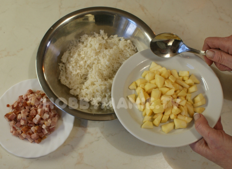 1. K uvařené a zchladlé rýži v misce přidejte na kostičky pokrájené oloupané jablko a jemně nakrájenou slaninu