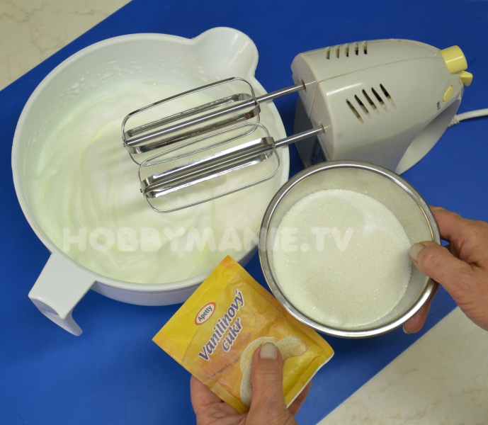1. Z 8 oddělených syrových bílků vyšlehejte ve větší míse s odváženým pískovým cukrem včetně vanilkového pevnou pěnu