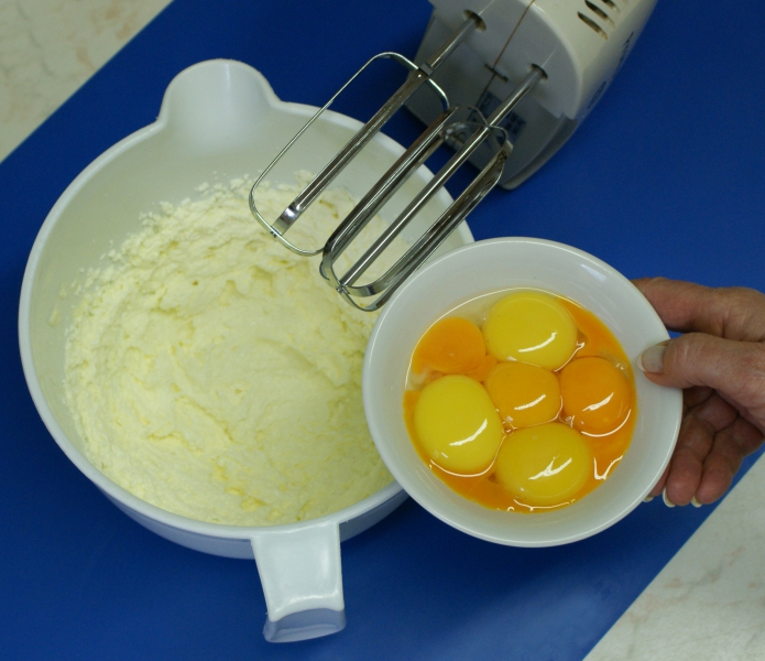 1. Rozměklý tuk (máslo) vyšlehejte s cukrem a přidejte žloutky