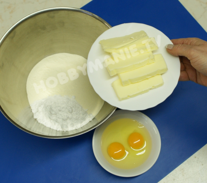 1. Mouku smíchejte s moučkovým cukrem, přidejte špetku soli, změklý tuk a vejce, v jednom kroku vypracujte těsto a nechte je hodinu v chladu.