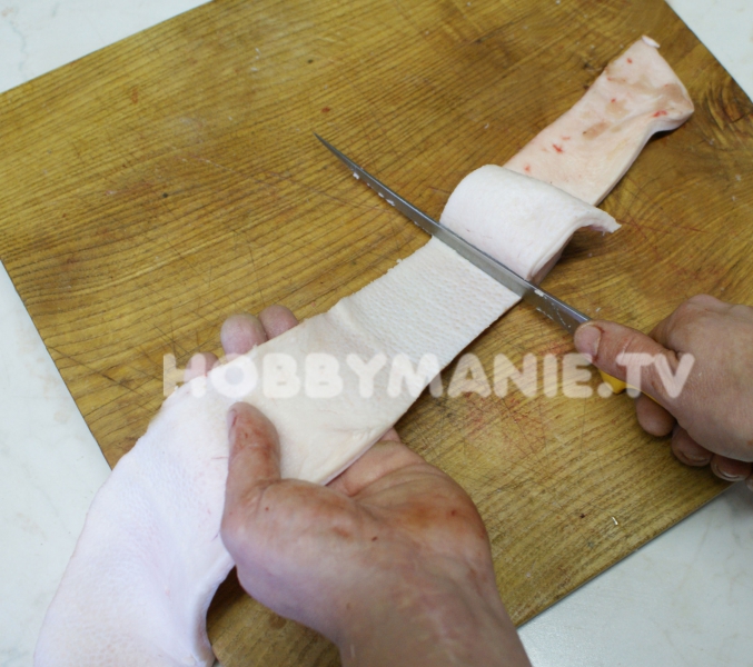 1. Pruhy sádla zbavte pomocí ostrého nože kůže a nakrájejte je na kostky velké 3 až 5 cm (větší škvarky)