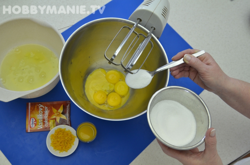 1. Oddělené žloutky vypracujte s trochou cukru včetně vanilkového a zašlehejte do pěny pomerančovou kůru a šťávu