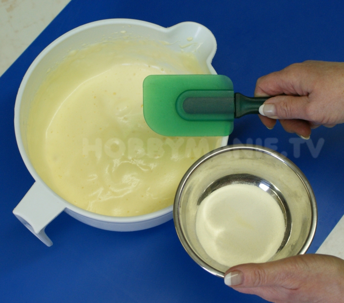 1. Připravte si osvědčené piškotové těsto: Někdo nastavuje výchozí vaječnou pěnu horkou vodou
